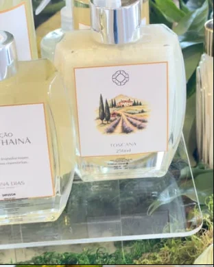 Frascos da linha Flor de Nina em composição botânica