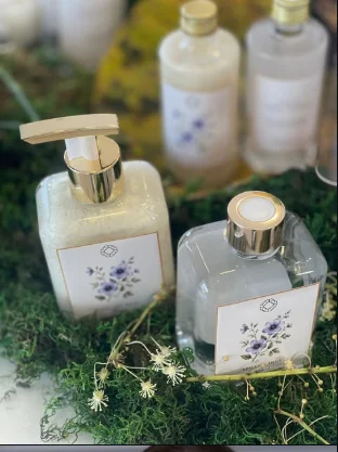 Produtos Flor de Nina apresentados em uma composição floral